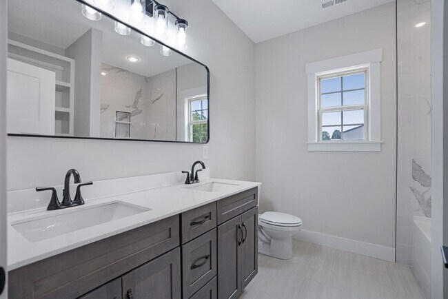 Building Photo - 3 Bedroom Home For Rent Near Dover Road!