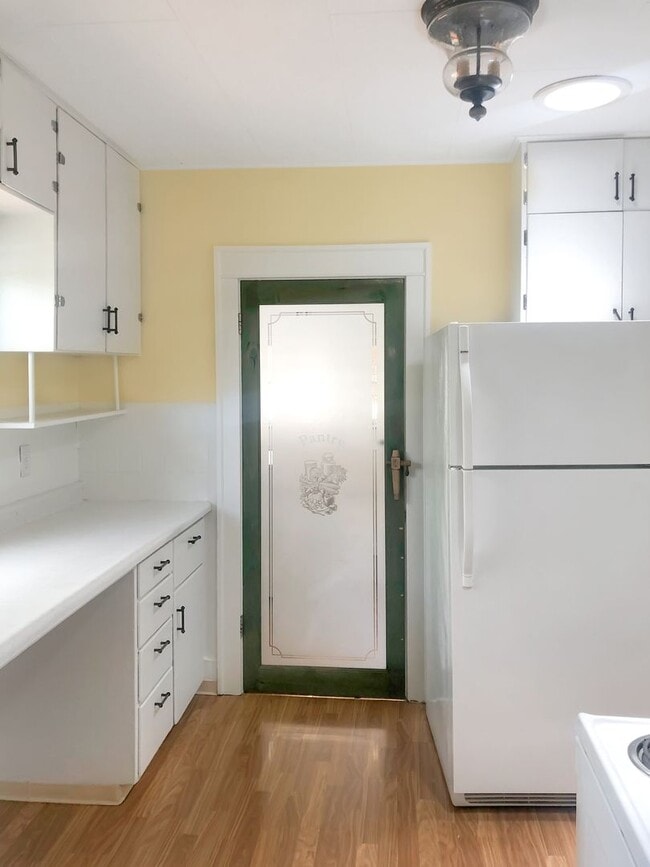 Building Photo - Adorable home, wonderful space and great l...