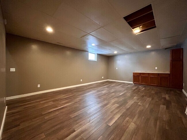 Building Photo - Four Bedroom Duplex in Kentwood - $400 OFF 1st Month!