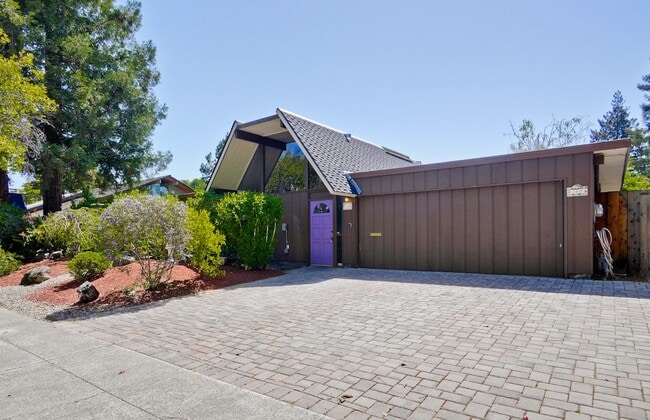 Primary Photo - Classic 4+ Bed, 2 Bath Atrium Eichler in P...