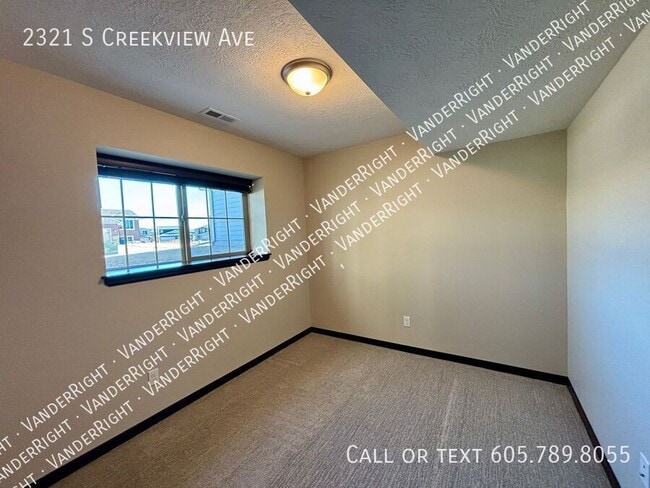 Building Photo - 2321 S CreekView Ave