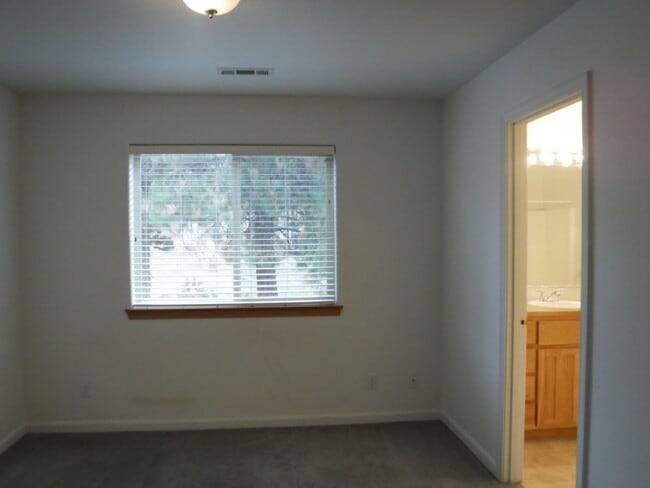 Building Photo - 2 Bed/2 Bath Apartment Located Near OSU/COCC Campus - Attached Garage