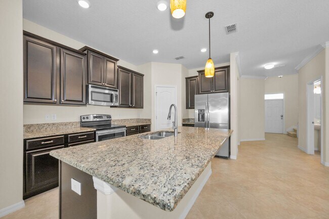 Building Photo - Beautiful Trinity Lakes 5 bedroom 3.5 Baths
