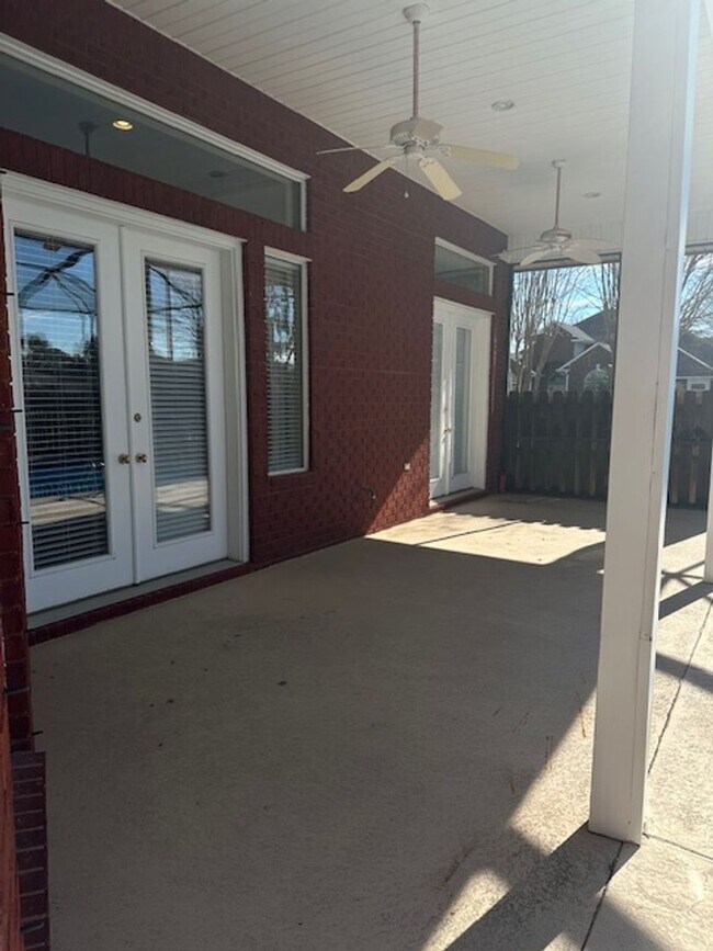 Building Photo - Fabulous Home in Gulf Breeze