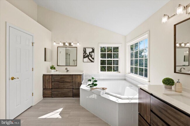 Building Photo - 13438 Burrough Farm Dr