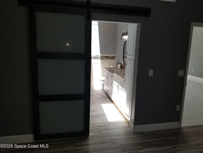 Building Photo - 3685 Oakhill Dr