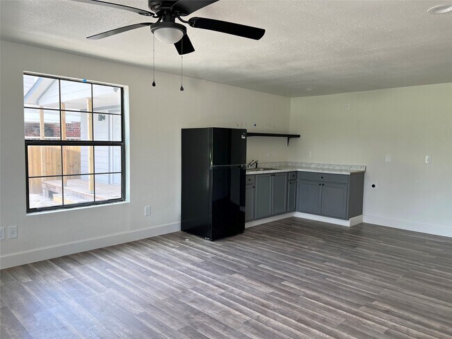 Building Photo - 201 Eastwood St