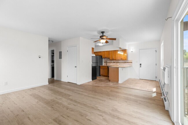 Building Photo - 625 Manhattan Pl