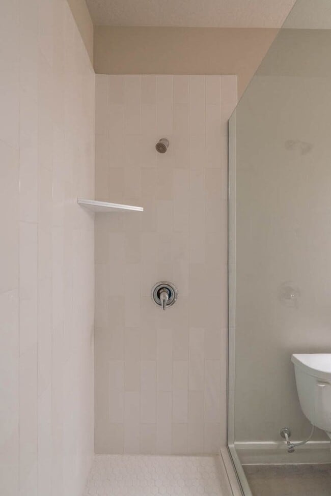 Building Photo - Vaulted ceiling home with Master bedroom O...