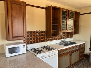 Building Photo - Charming, Vintage, Downtown Apartment