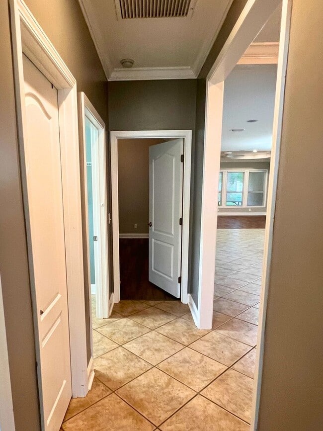 Building Photo - 3/2 in the desirable Laurel Island neighbo...