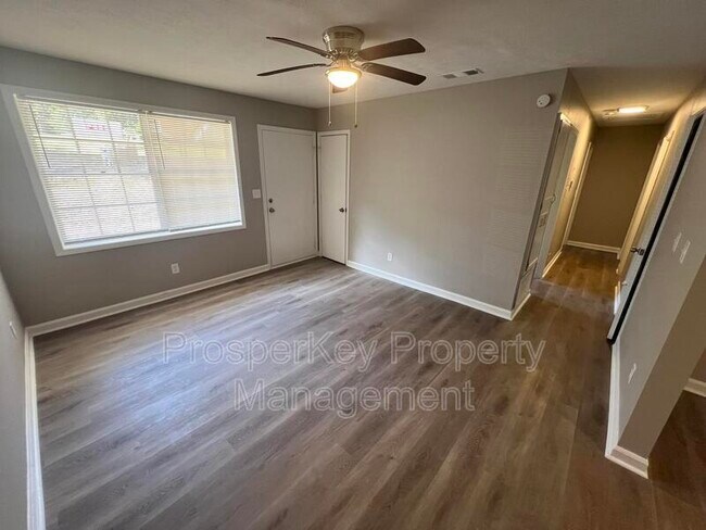 Building Photo - 502 Fall Dr