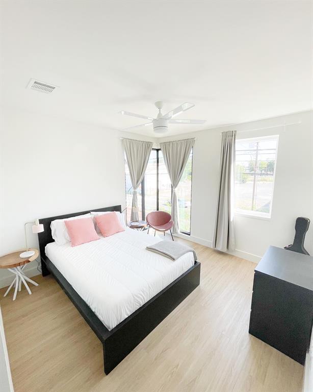 Building Photo - 2709 E 5th St.