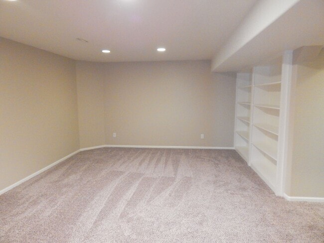 Building Photo - 203 Cleopatra St