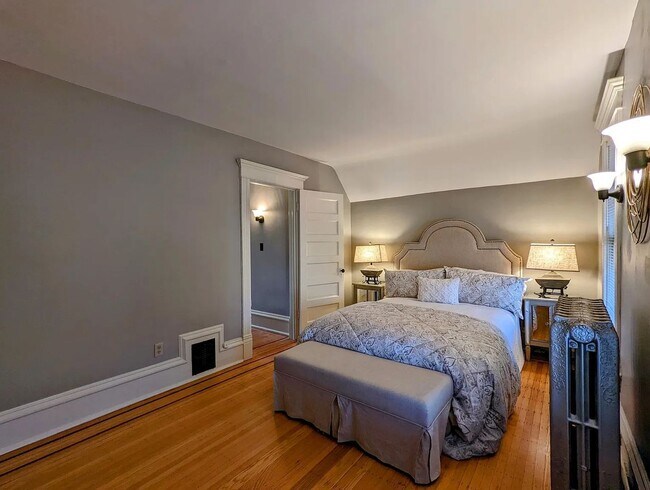 Building Photo - 2801 Harriet Ave