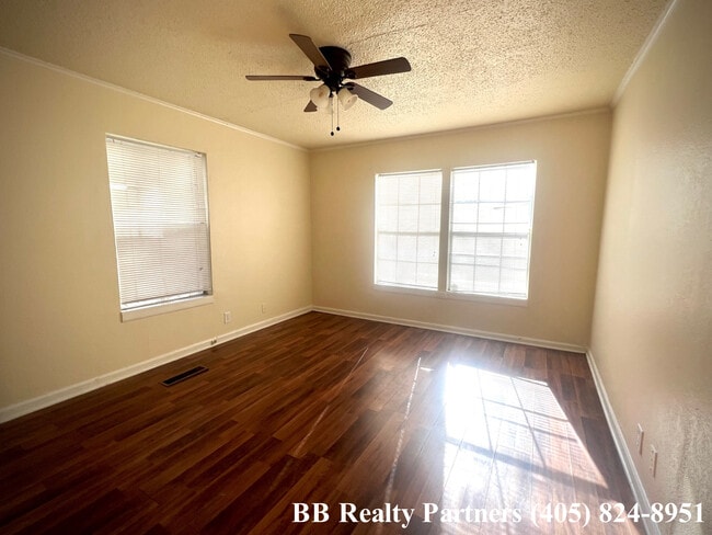 Building Photo - 6721 E 5th St