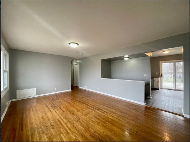 Building Photo - Outstanding 5 Bedroom 2 Bathroom Single Fa...