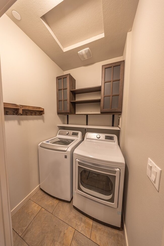 Building Photo - 3 bedroom home in Ridgefield w/ AC - Built...