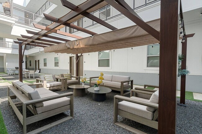 Building Photo - Stylish 1-Bedroom Near Downtown Dallas