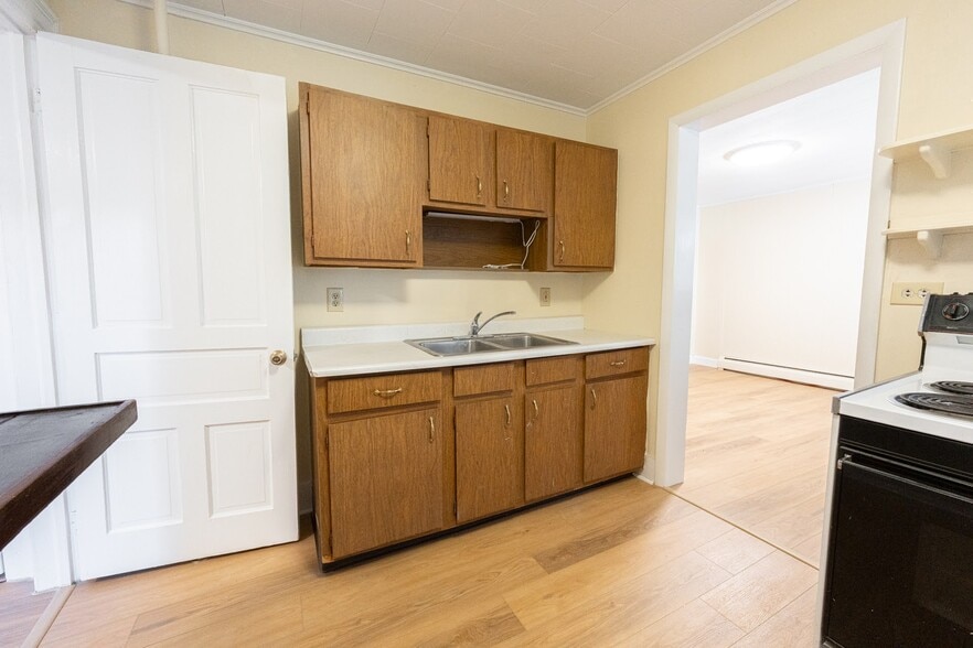Kitchen with double sink - 39 Homer Ave