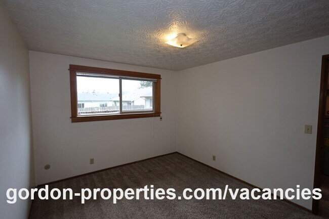 Building Photo - SE Cedar Ave - Single level 2 bedroom unit in duplex