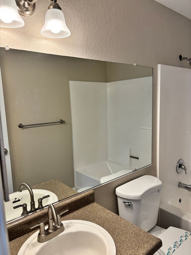 Building Photo - MOVE IN SPECIAL - 1/2 OFF THE 1ST MONTH RE...