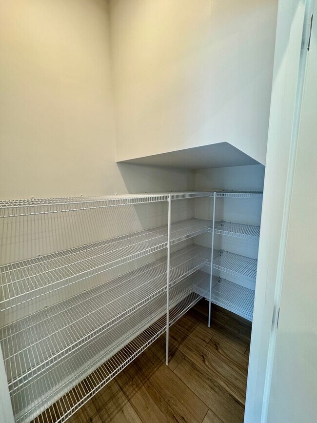 Building Photo - Cute 3BR/2BA Townhouse Minutes from Uptown