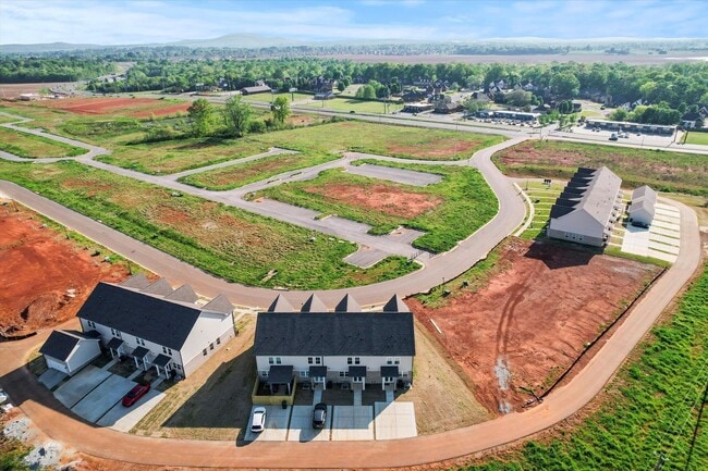 Building Photo - Furnished Townhome - Move IN Ready!