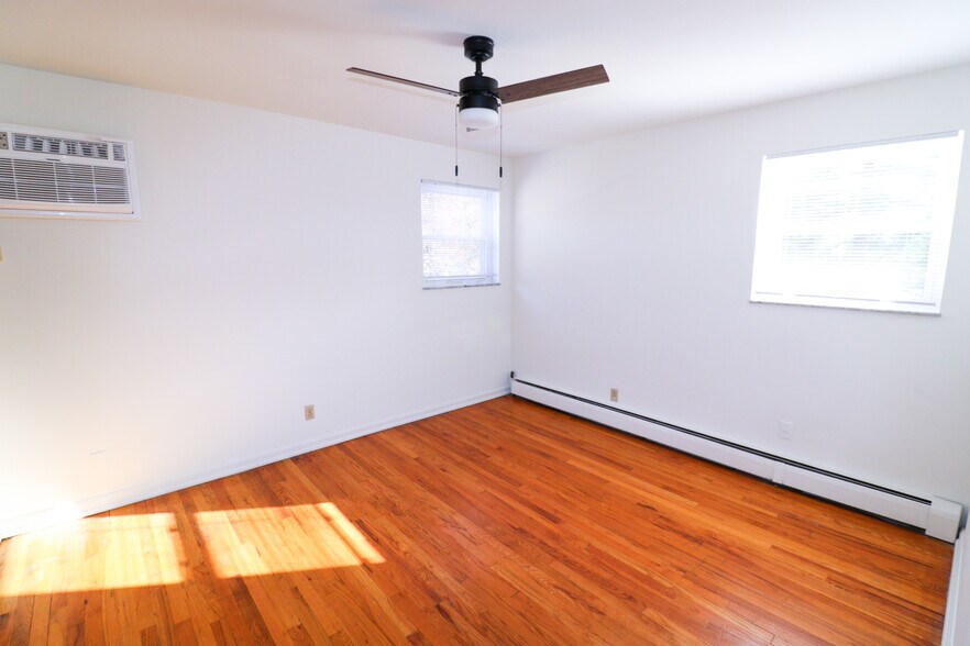 Building Photo - 1954 Rockland Ave