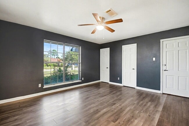 Building Photo - 5001 Glenhaven Dr