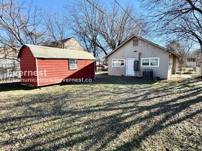 Building Photo - 3 Bed, 2 Bath with Fenced Yard / Pet-Friendly / Available Now!