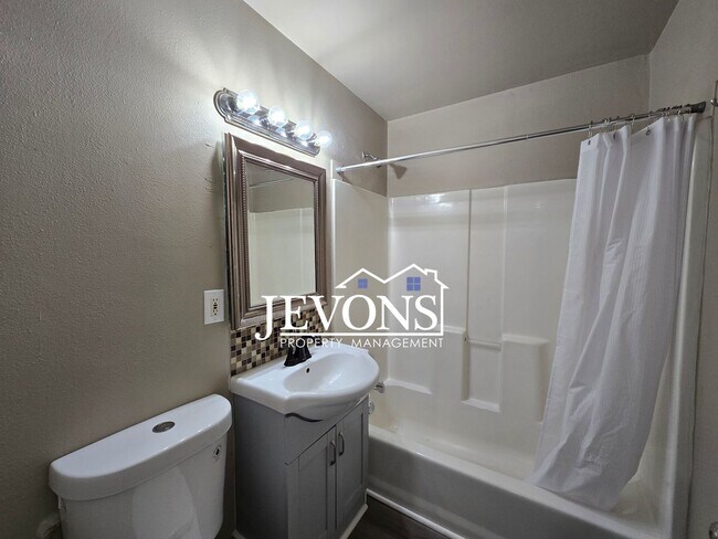 Building Photo - Charming home with a fully equipped kitche...