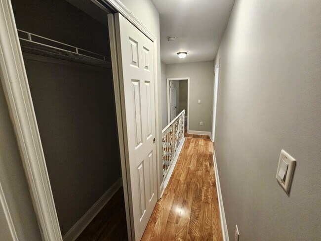 Building Photo - 2 Bedroom recently renovated Belmont Neigh...