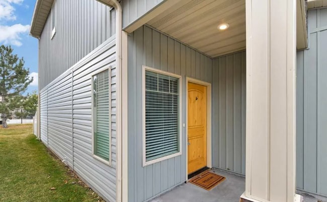 Building Photo - Charming Townhome located in a great area! Coming soon!