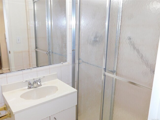 Building Photo - 11 Rensselaer Dr