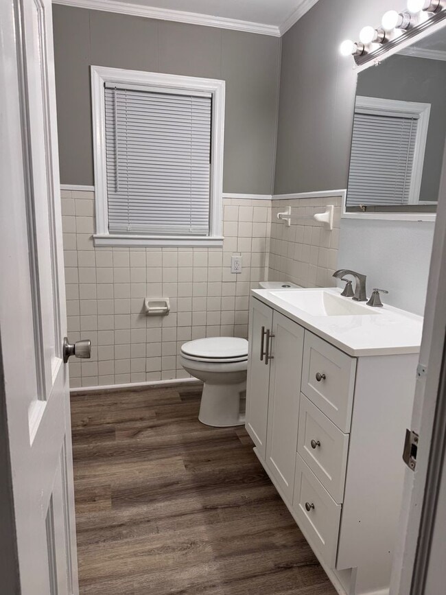 Building Photo - 3 bedroom 1 bath home, located in the Greystone area!
