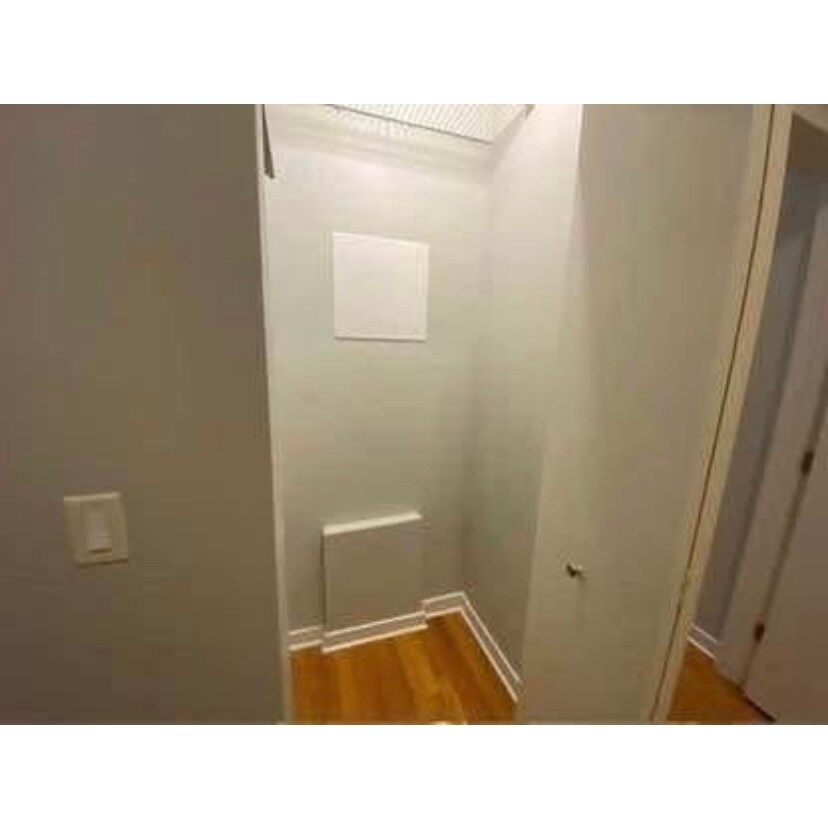 Building Photo - 44 N Paulina St