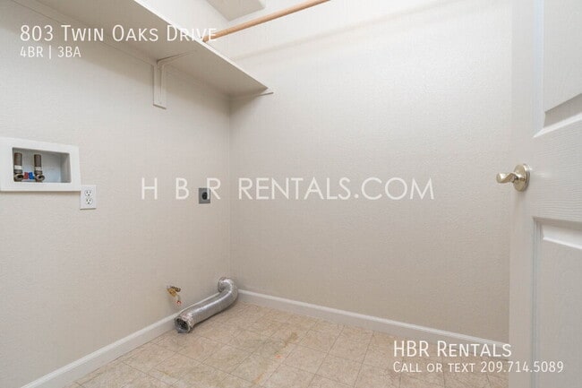 Building Photo - 803 Twin Oaks Dr