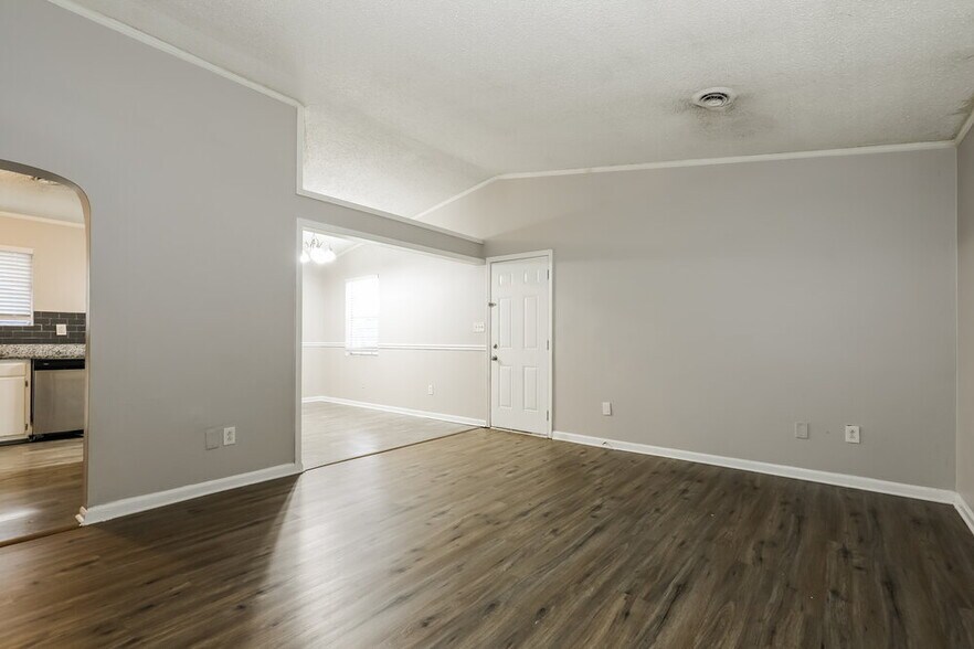 Building Photo - 8450 N Pond Dr