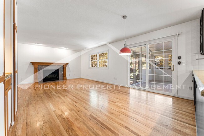 Building Photo - Beautiful Home with Fenced Back Yard and Cozy Fireplace