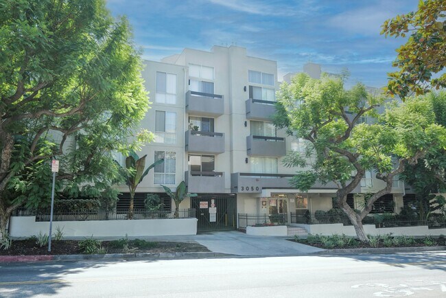 Building Photo - 3062 W. Fourth Street, Unit 308