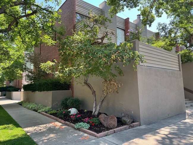 Building Photo - 492 Josephine St