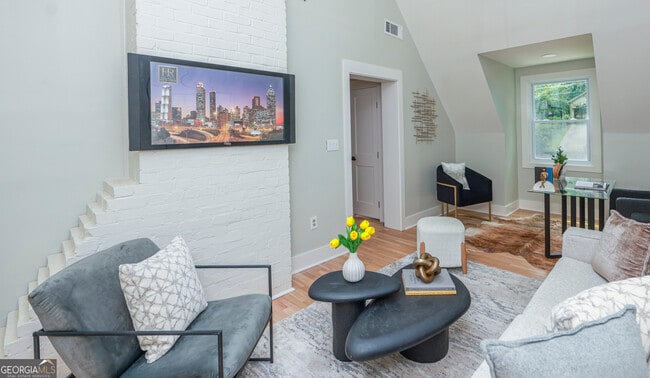 Building Photo - 2908 N Hills Dr NE