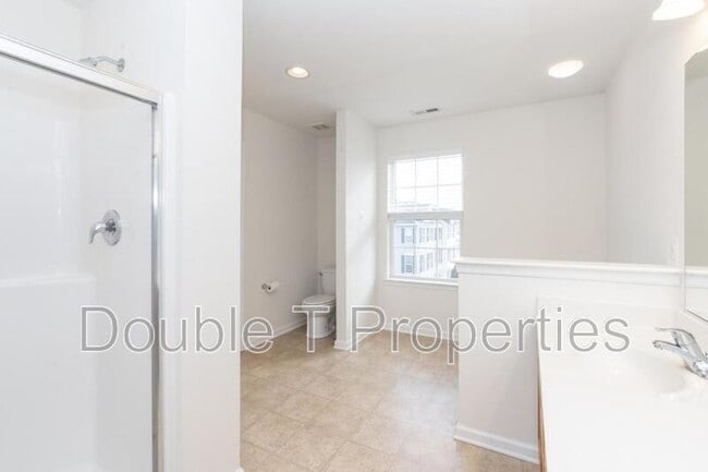 Building Photo - 1841 Graymount Way