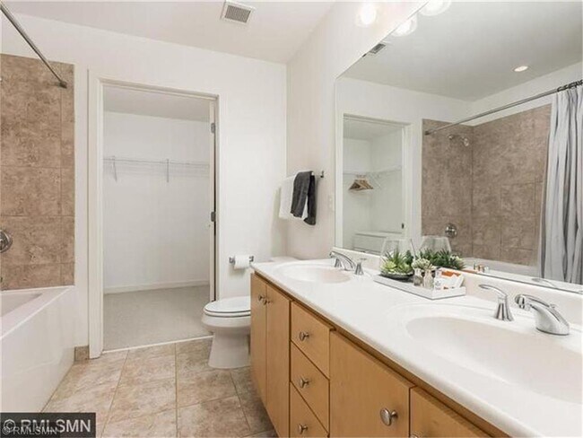 Building Photo - 929 Portland Ave