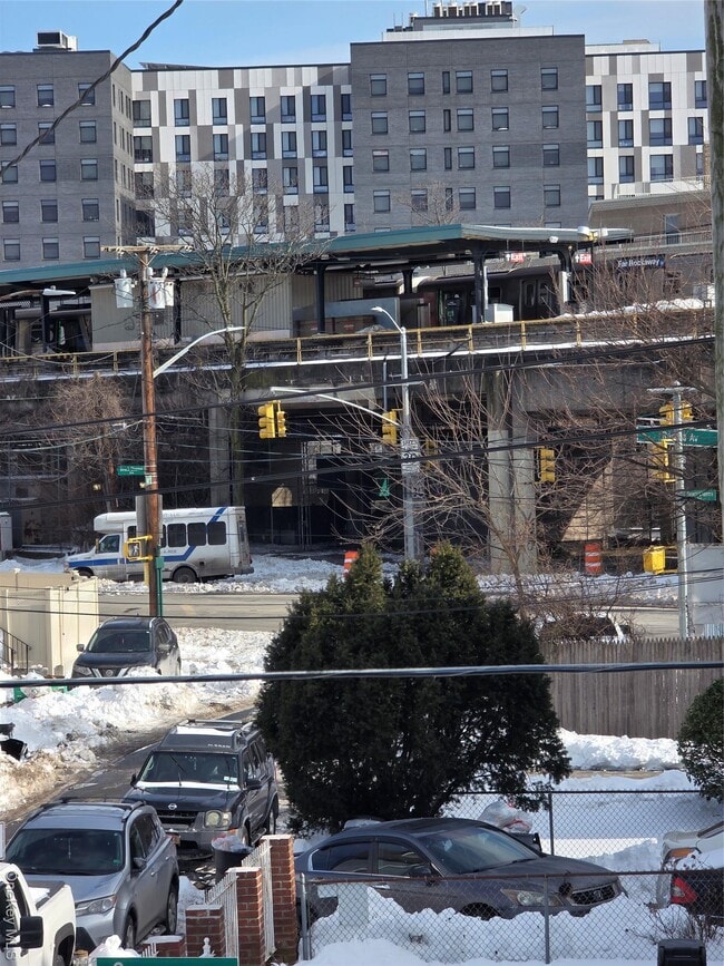 Building Photo - 1061 Grassmere Ter