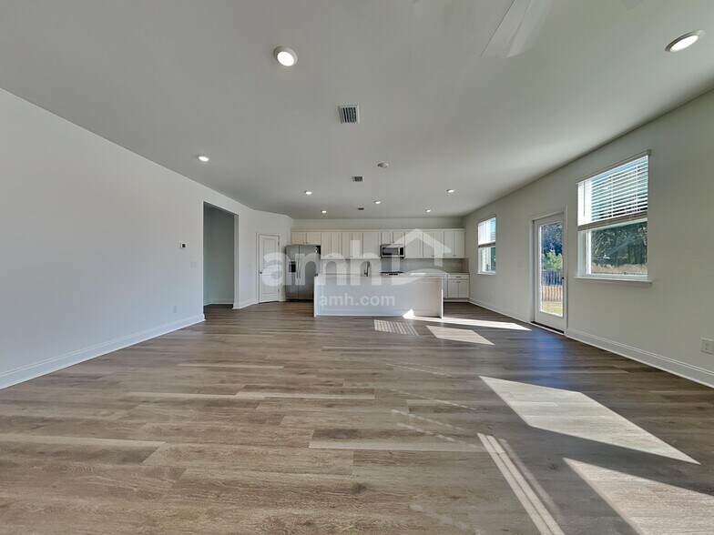 Building Photo - 5500 Front St