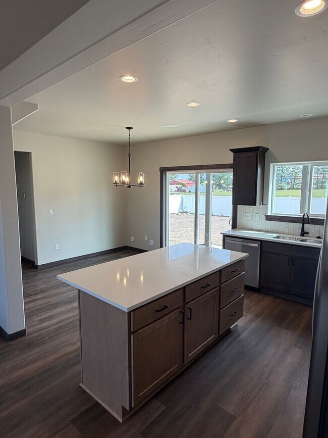 Building Photo - Beautiful & Brand New 4 bd/2.5 ba Home