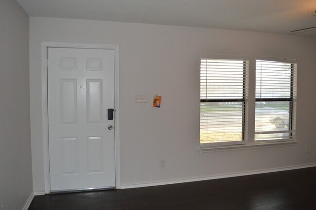 Building Photo - Newly remodeled 3 bed 2 bath