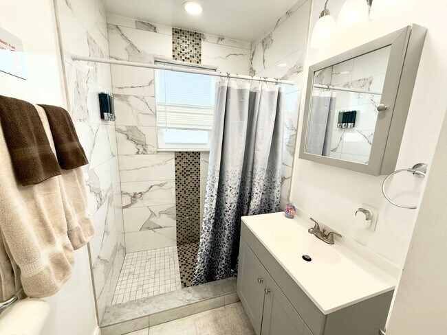 Building Photo - 324 Van Buren St